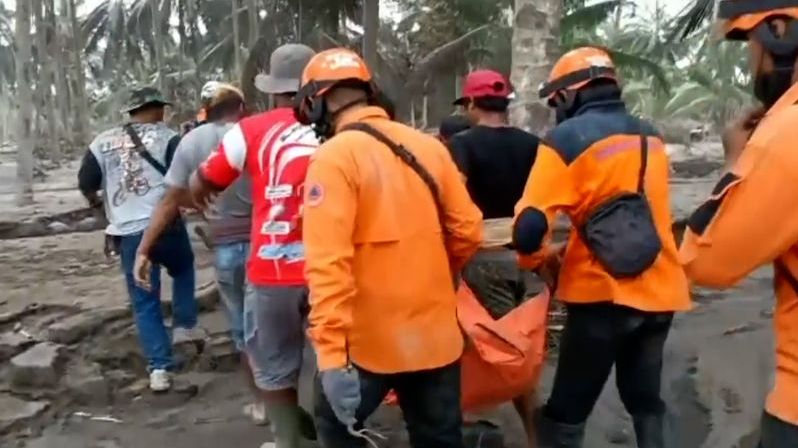 V Indonésii našli po výbuchu sopky tělo 13letého chlapce